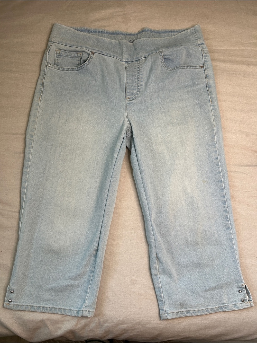 Light Wash Women’s Capri Jeans - Blue